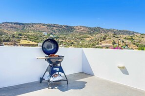 A barbecue grill on a rooftop with a view of a hilly landscape. - Villa Paradiso Tria - Two Bedroom Villa, Sleeps 4 (Malevizi)