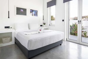A modern bedroom with a large bed, bedside tables, a window with a view, and a ceiling light. - Villa Paradiso Tessera (Malevizi)