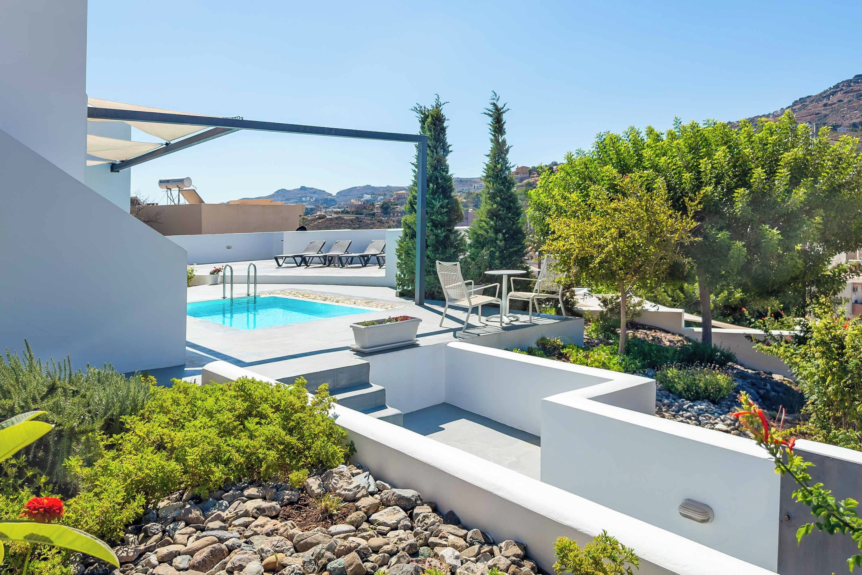 Un espace piscine aménagé sur le toit, avec des chaises longues et une vue sur le paysage environnant.