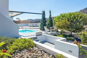 A rooftop pool area with lounge chairs and a view of the surrounding landscape. - Villa Paradiso Tessera (Malevizi)
