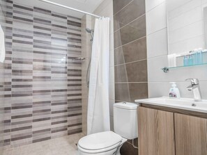 Combined shower/tub, towels