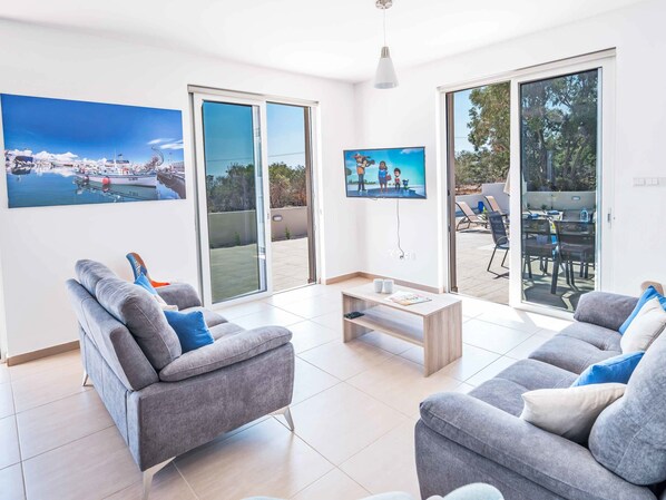 Smart-tv och ett bordtennisbord