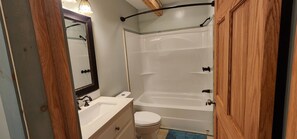 Combined shower/bathtub, hair dryer, towels, soap - Unterwalden NEW HotTub Firepit SmartTVs Full Kitchen Mt Hideaway Trout Stream (Helvetia)