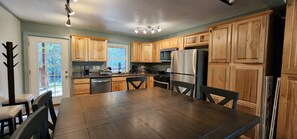 Dining - Unterwalden NEW HotTub Firepit SmartTVs Full Kitchen Mt Hideaway Trout Stream (Helvetia)