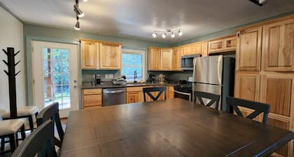 Unterwalden NEW HotTub Firepit SmartTVs Full Kitchen Mt Hideaway Trout Stream