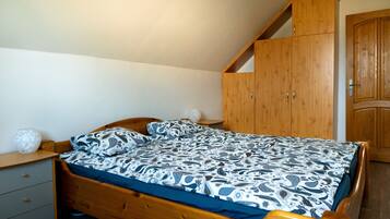 3 bedrooms, travel cot, free WiFi, bed sheets