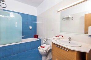 Ensemble douche/baignoire, serviettes fournies