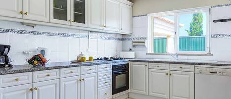 Frigorifero, microonde, forno, lavastoviglie