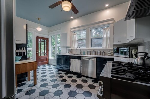 Beautifully restored 4 bedroom 1924 Craftsman Style Southern home w/ Gas Range