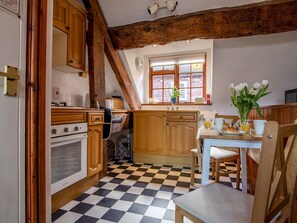 Een koelkast, een magnetron, een oven, een broodrooster
