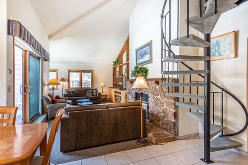 Large ski-in/ski-out to the American Flyer! free wifi, & parking, hot tub