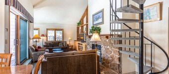 Large ski-in/ski-out to the American Flyer! free wifi, & parking, hot tub