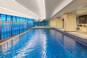 Una piscina techada, una piscina al aire libre