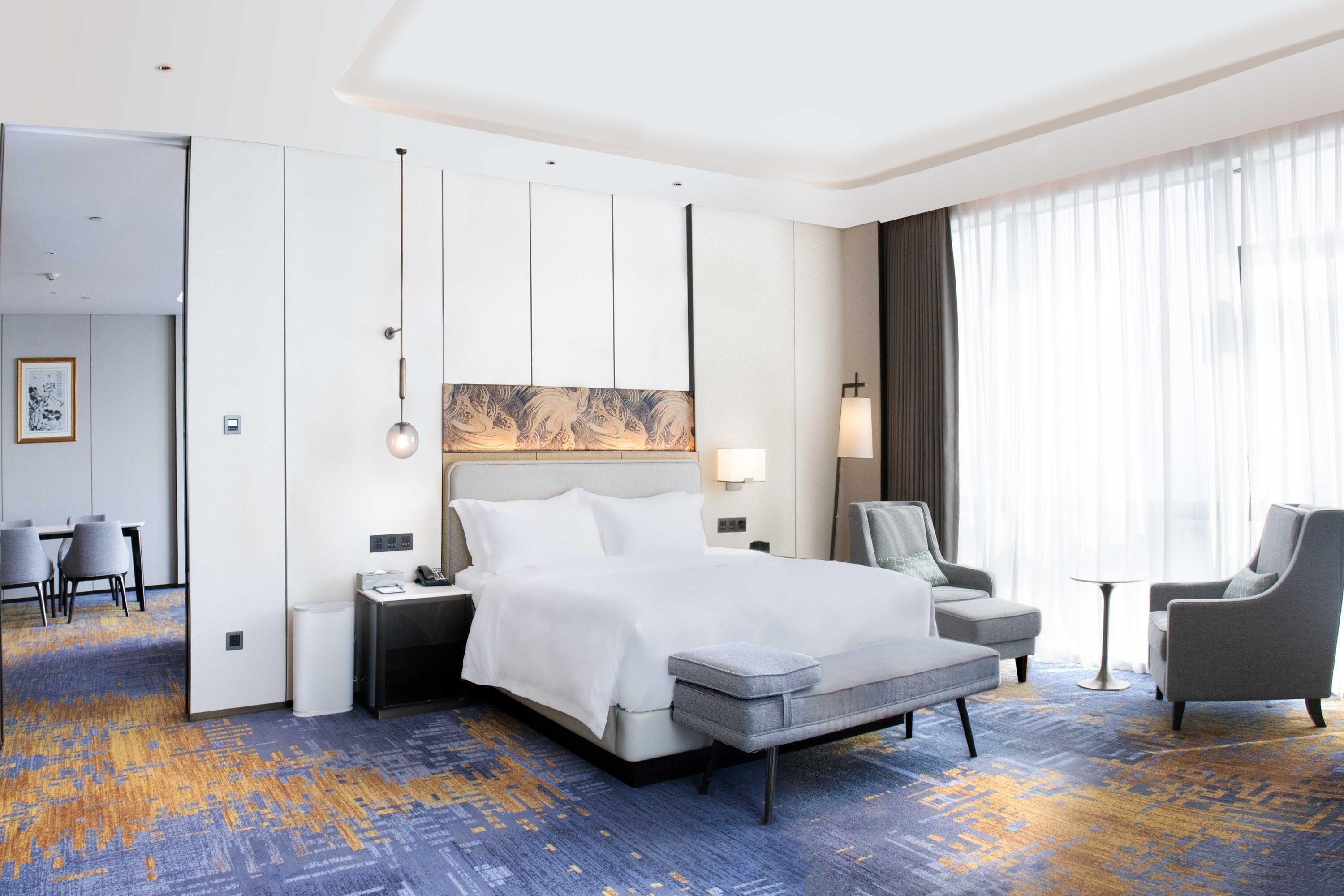 Minibar, free WiFi, bed sheets