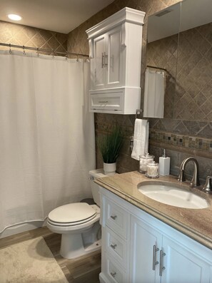Ensemble douche/baignoire, sèche-cheveux, serviettes fournies, savon