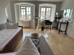 3 bedrooms, desk, iron/ironing board, free WiFi - 3 fairy tale rooms in the Schlössle (center) (Kempten (Allgäu))