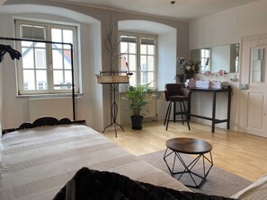 3 bedrooms, desk, iron/ironing board, free WiFi