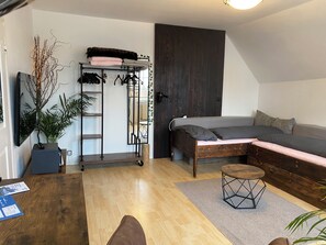 3 bedrooms, desk, iron/ironing board, free WiFi - 3 fairy tale rooms in the Schlössle (center) (Kempten (Allgäu))