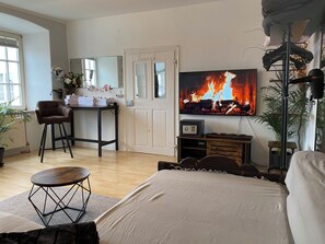 3 bedrooms, desk, iron/ironing board, free WiFi