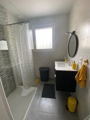 Douche, sèche-cheveux, papier toilette
