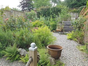 Property grounds - 2 bedroom accommodation in PAR (PAR)