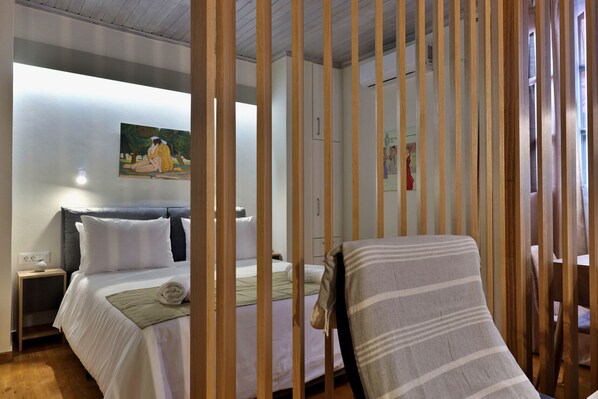 Iron/ironing board, free WiFi, bed sheets