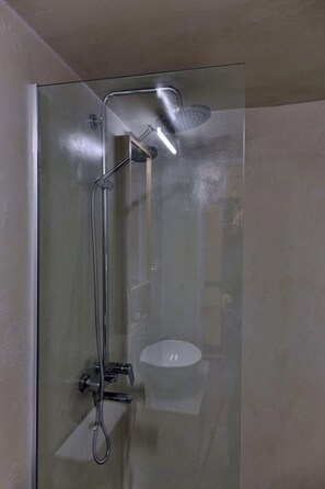 Shower, hair dryer, towels, shampoo