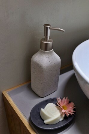 تجهيزات دش، مجففات شعر، مناشف، ورق حم�ّام