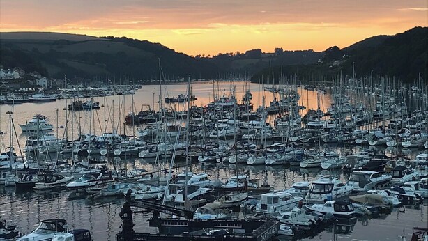 Ein Hafen voller Boote im Abendrot.