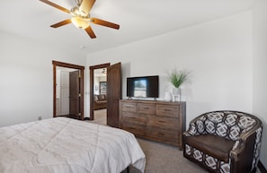 2 chambres, bureau, fer et planche Ă repasser, lit parapluie