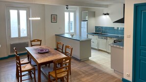 Eine moderne Küche mit weißen Schränken, einer blauen Arbeitsplatte und einem eingebauten Backofen.