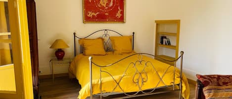 3 quartos, ferros/tábuas de passar roupa, berço de viagem