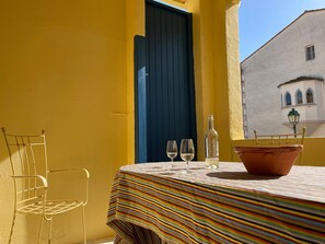 Outdoor dining - Charm between sea and mountains (Laroque-des-Albères)