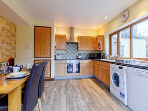 Diskmaskin, barnstol och frys