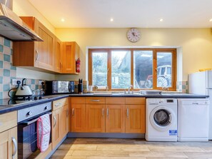 Diskmaskin, barnstol och frys