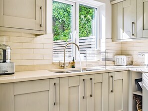 Een vaatwasser, kookgerei, borden en bestek