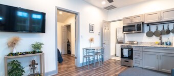 Stylish 1 BR,1BA Home Steps From Freret St