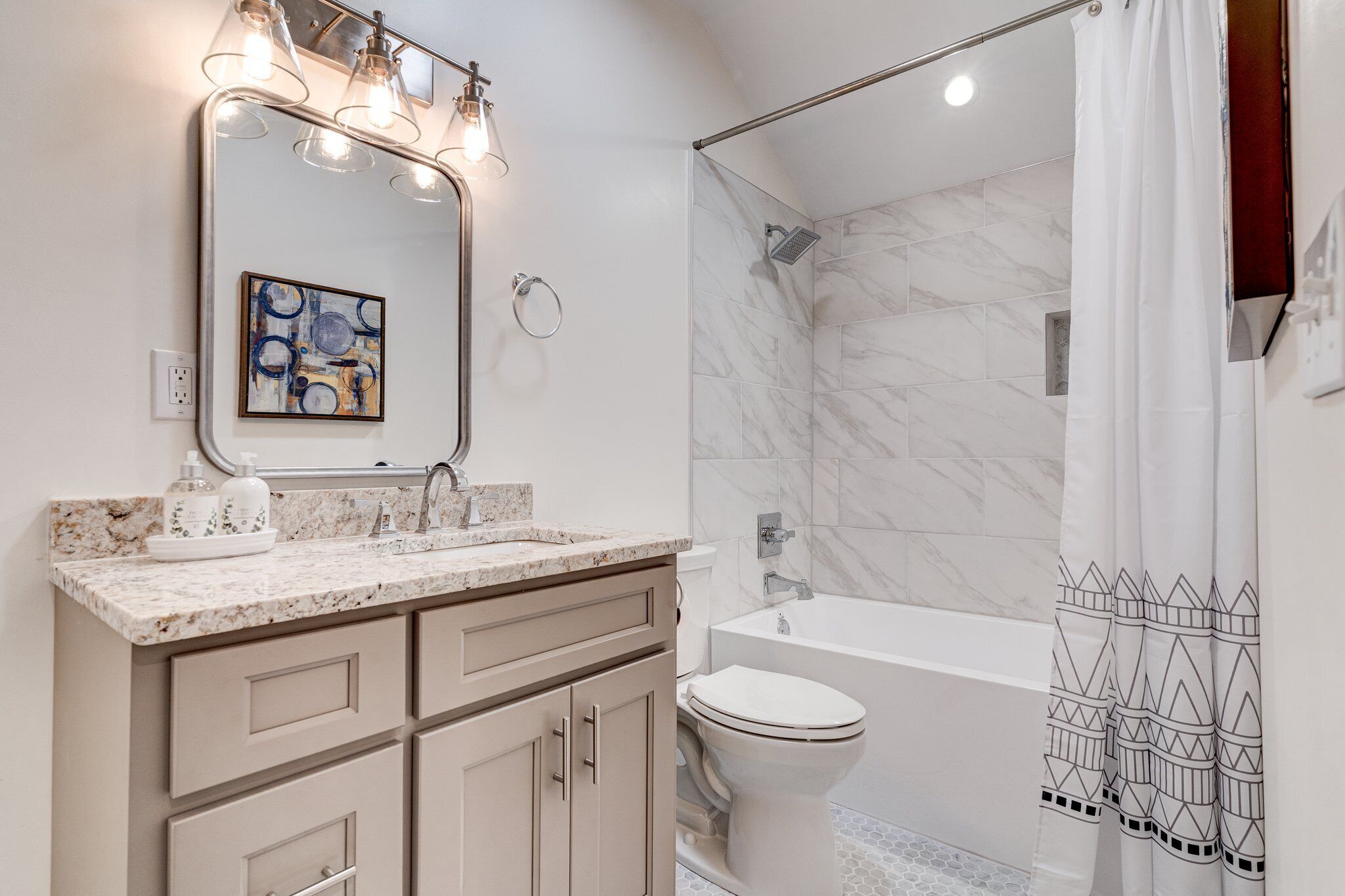 Kombinert dusj/badekar, hårføner, håndklær og såpe