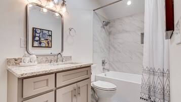 Kombinert dusj/badekar, hårføner, håndklær og såpe