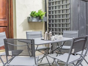 Outdoor dining - 3 bedroom accommodation in Berwick-upon-Tweed (Berwick-upon-Tweed)