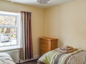 4 bedrooms, bed sheets