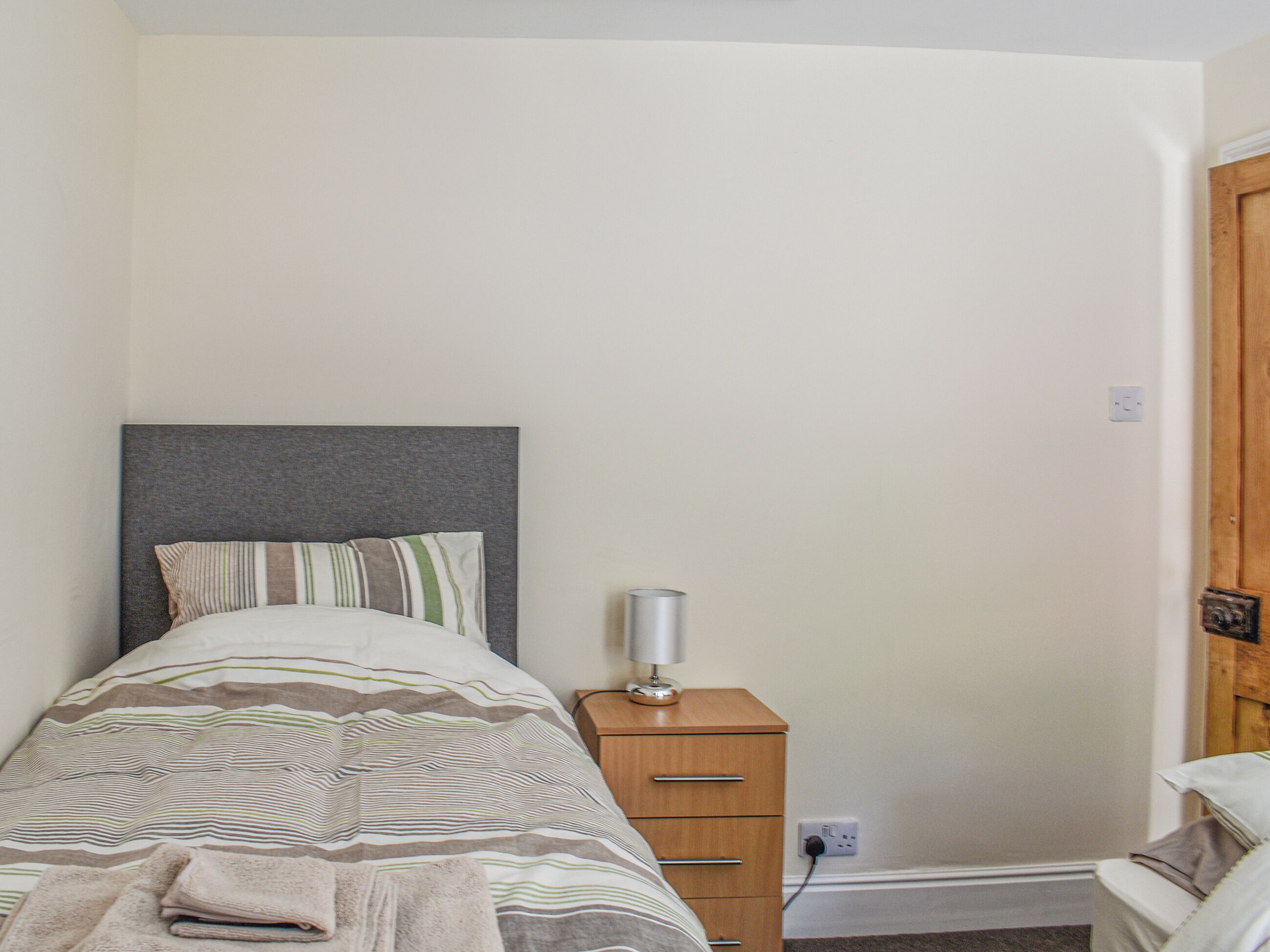 4 bedrooms, bed sheets