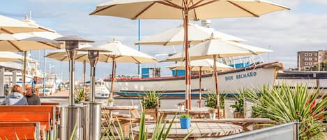 屋外ダイニングエリア