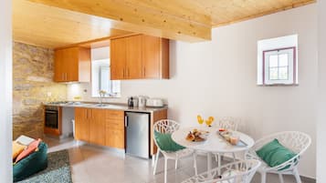 Casa superior, 2 habitaciones | Zona de estar | Televisión LED de 32 cm con canales digitales, una televisión