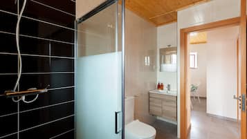 Superior-hus - 2 soveværelser | Badeværelse | Hårtørrer, håndklæder