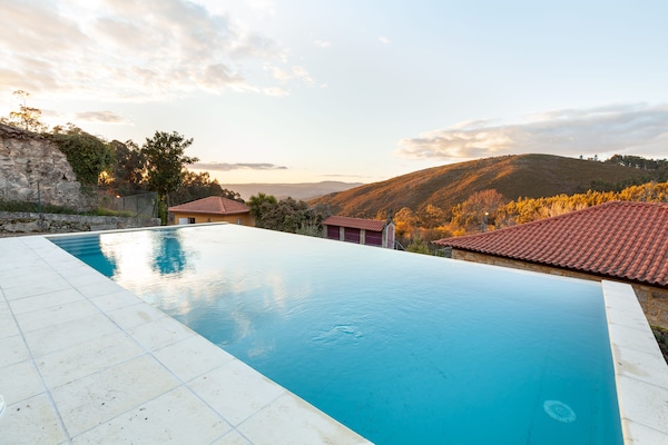 Piscina a l'aire lliure de temporada (horari: 08:30-20:30) i para-sols