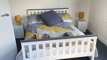 House | 3 bedrooms, iron/ironing board, travel crib, free WiFi