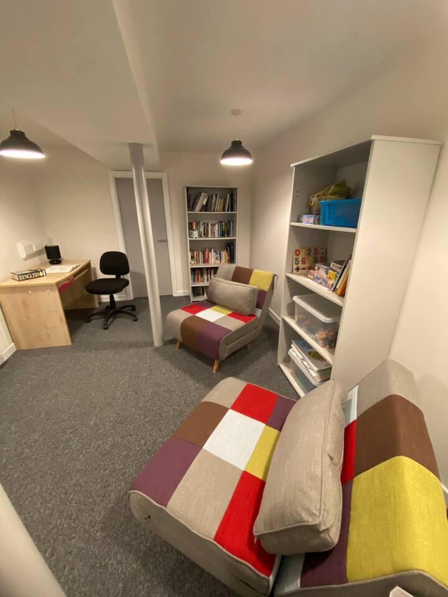 3 habitaciones, tabla de planchar con plancha y cuna de viaje 