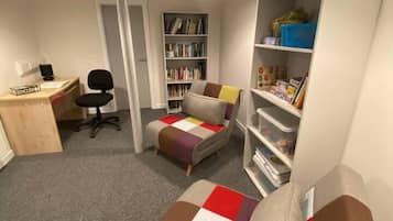 House | 3 bedrooms, iron/ironing board, travel crib, free WiFi