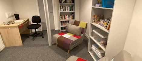 3 habitaciones, tabla de planchar con plancha y cuna de viaje